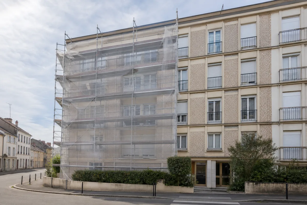 Façade d&rsquo;un immeuble ancien sous échafaudage avant des travaux de rénovation